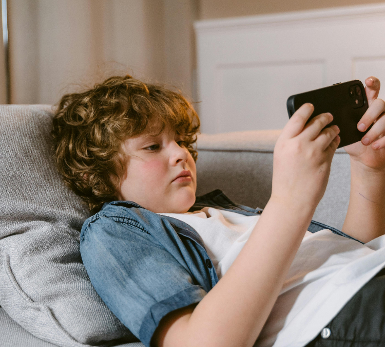 Screen Time and Mental Health: HowTherapy Helps Vancouver Island Youth
