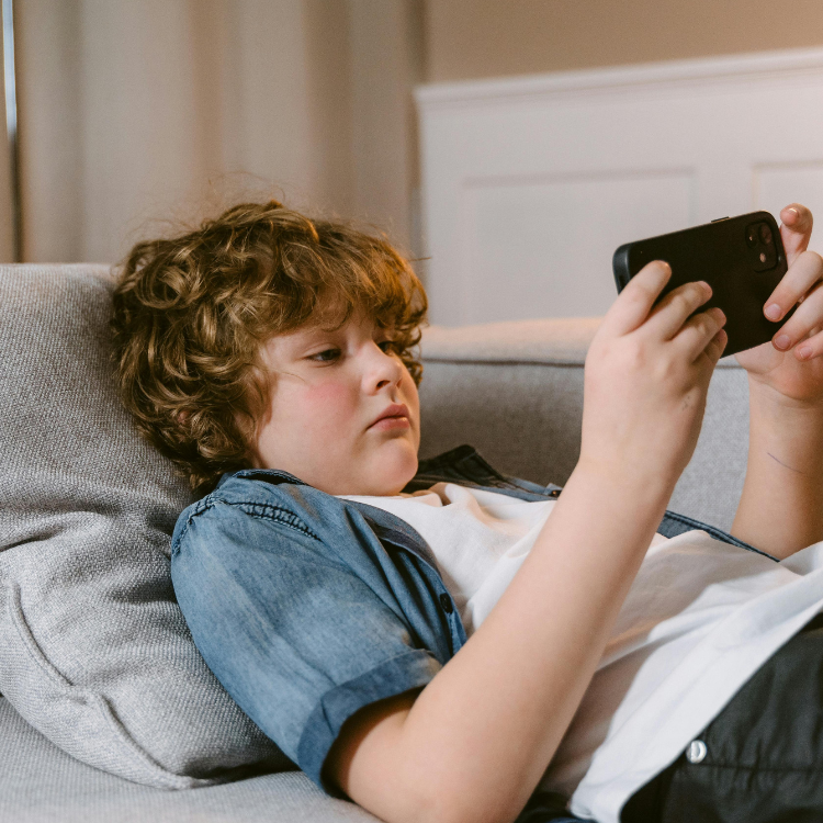 Screen Time and Mental Health: HowTherapy Helps Vancouver Island Youth